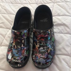 Women’s Dansko clogs in perfect condition!